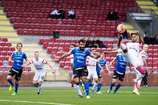 Assyriskas Mamadou Wague rensar bollen