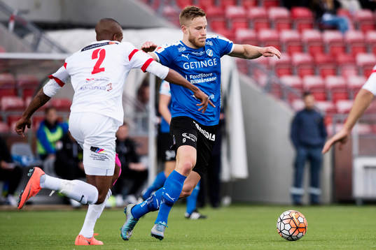 Halmstads Alexander Ruud Tveter och Assyriskas Mamadou Wague