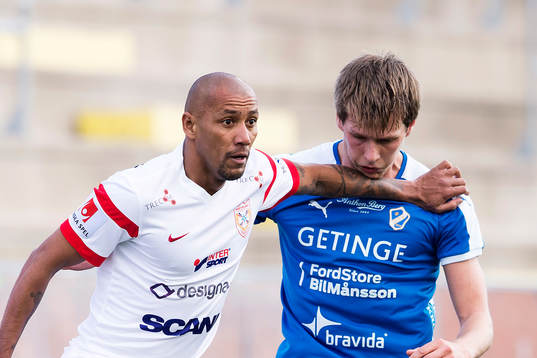 Assyriskas Alessandro Pereira och Halmstads Marcus Johansson