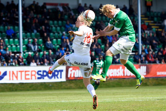 Dalkurds Henrik Löfkvist i nickduell med Ljungskiles Linus