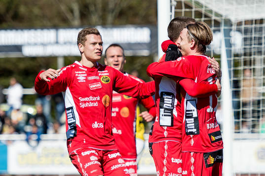 Elfsborgs Simon Hedlund (th) har gjort 0-1 och jublar