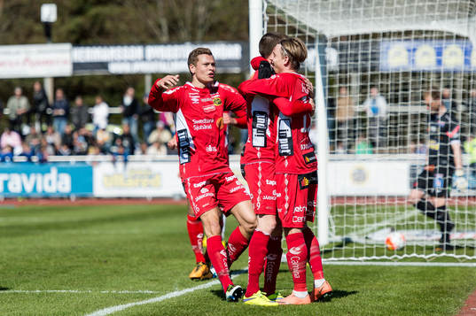 Elfsborgs Simon Hedlund (th) har gjort 0-1 och jublar
