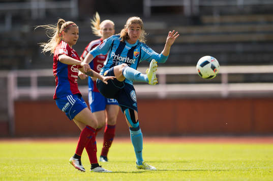 Djurgårdens Carolina Mendes och Vittsjös Emmi Alanen i