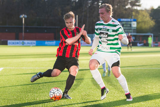 Brommapojkarnas Christopher Brandeborn i kamp om bollen med