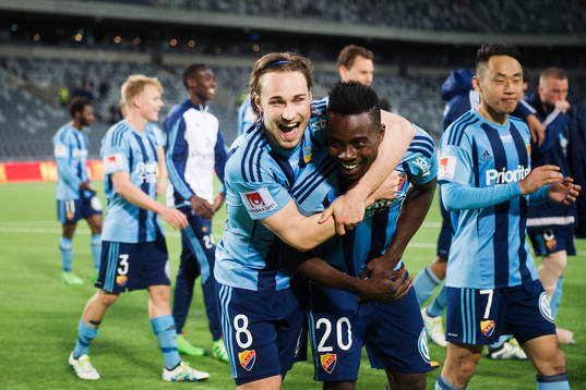 Djurgårdens Kevin Walker och Sam Johnson jublar