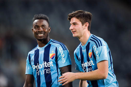 Djurgårdens Sam Johnson och Besard Sabovic jublar