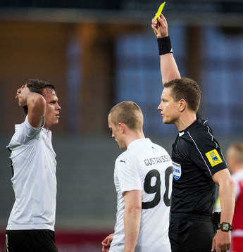 Domaren Martin Strömbergsson varnar Örebros Erik Moberg