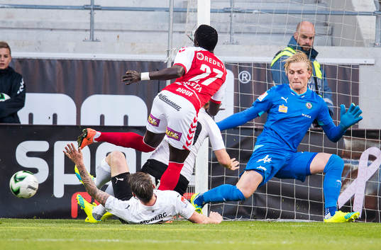 Kalmars Papa Alioune Diouf och Örebros Erik Moberg samt