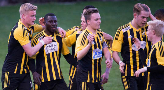 IFK Hässleholms Mike Andrew sprintar ifrån och avgör med 2-0 och segervoltar i matchen i division 2 mellan Nybro och IFK Hässleholm i Nybro 3 maj 2016.