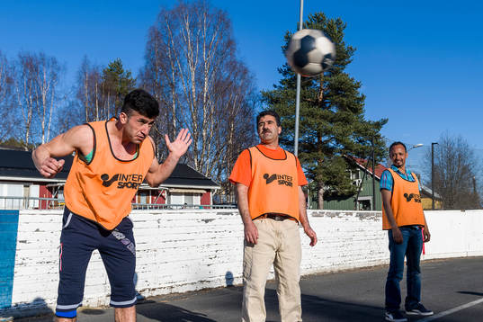 Spelare från Harads United tränar på asfalt på gammal