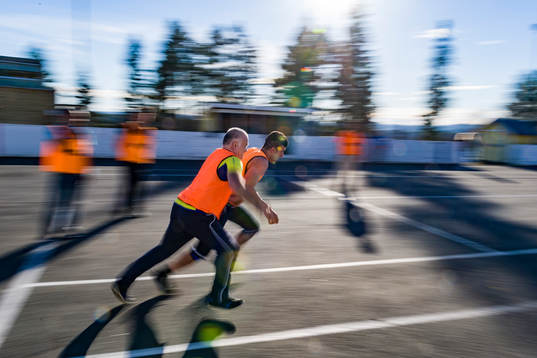 Spelare från Harads United tränar på asfalt på gammal