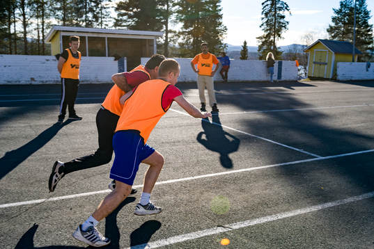 Spelare från Harads United tränar på asfalt på gammal
