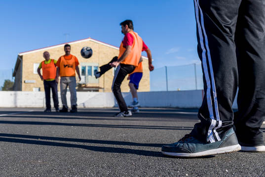 Spelare från Harads United tränar på asfalt på gammal