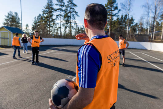 Spelare från Harads United tränar på asfalt på gammal