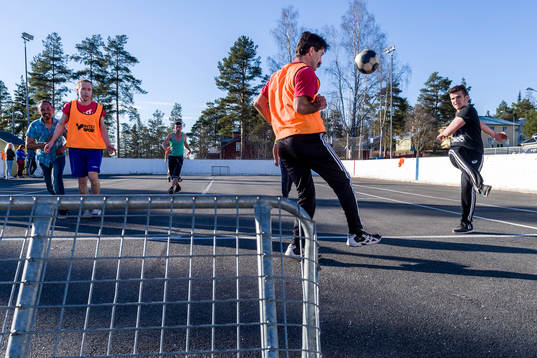 Spelare från Harads United tränar på asfalt på gammal