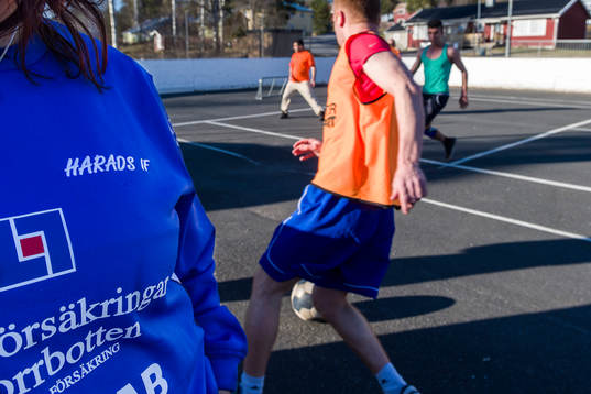 Spelare från Harads United tränar på asfalt på gammal