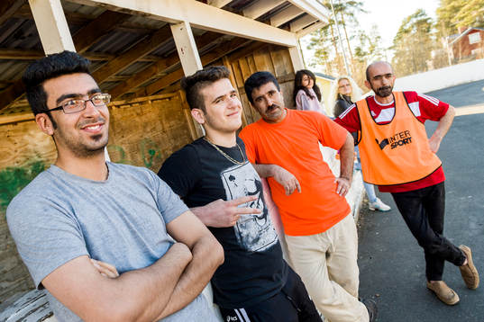 Spelare från Harads United tränar på asfalt på gammal