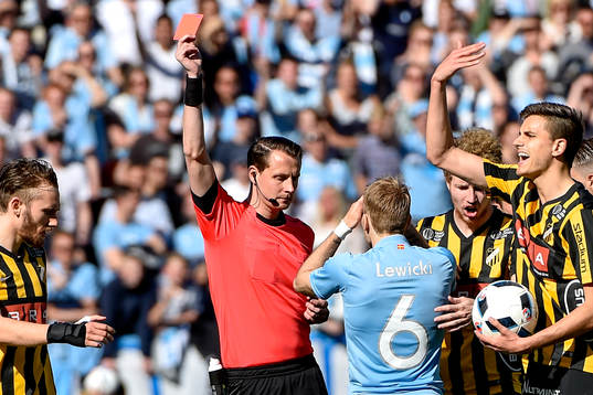Domaren Andreas Ekberg ger Malmö FFs Oscar Lewicki rött kort