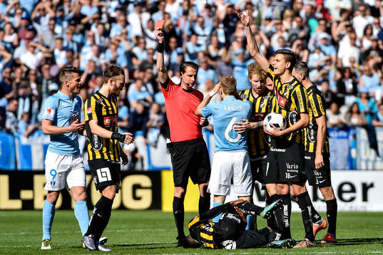 Domaren Andreas Ekberg ger Malmö FFs Oscar Lewicki rött