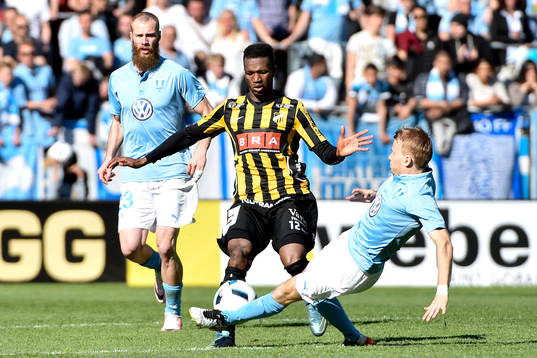Situationen som ger Malmö FFs Oscar Lewicki rött kort