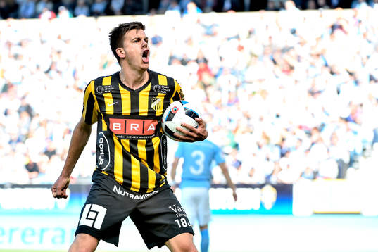 Häckens Alexander Jeremejeff jublar efter 2-1 av Häckens Demba Savage