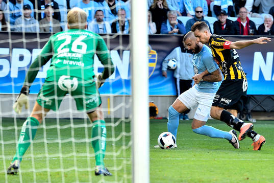 Malmö FFs Guillermo Molins och Häckens Jasmin Sudic och målvakt Peter Abrahamsson