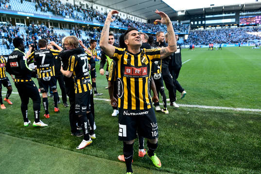 Häckens Paulo de Oliveira jublar