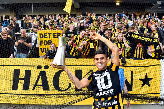 Häckens Paulo de Oliveira jublar med pokalen