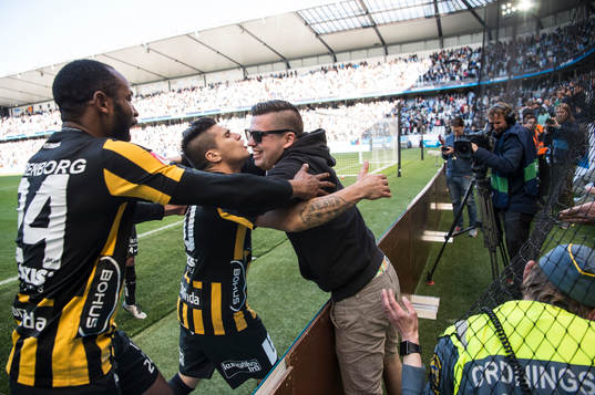 Häckens Paulo de Oliveira och René Makondele jublar med