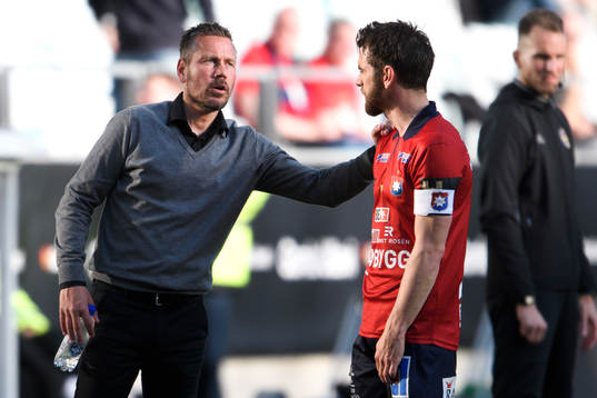 Örgrytes tränare Marcus Lantz pratar med Björn Anklev