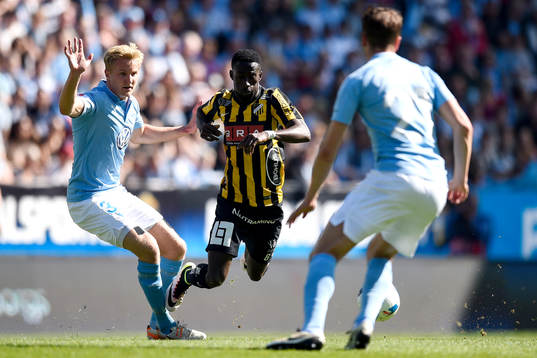 Malmö FFs Franz Brorsson fäller Häckens Demba Savage