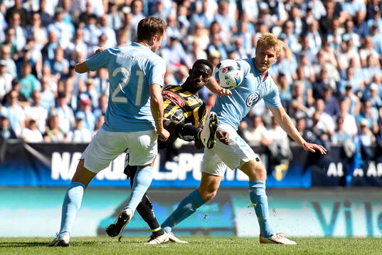 Häckens Demba Savage och Malmö FFs Kari Arnason och Franz Brorsson