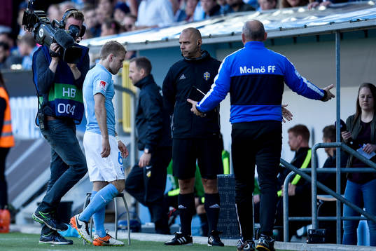 Malmö FFs Oscar Lewicki fick rött kort