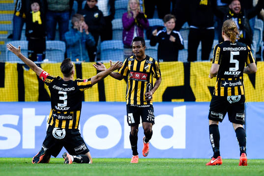 Häckens Jasmin Sudic och Nasiru Mohammed jublar efter 2-2 av Mohammed