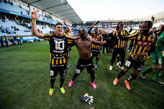 Häckens Paulo de Oliveira och John Owoeri jublar