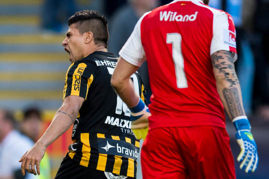 Häckens Paulo de Oliveira jublar