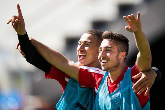 Jordan Larsson och Moustafa Zeidan jublar