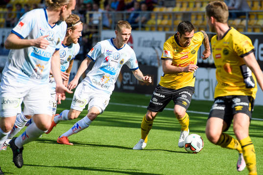 Elfsborgs Emir Bajrami i kamp med Gefles Johan Bertilsson och Anders Bååth
