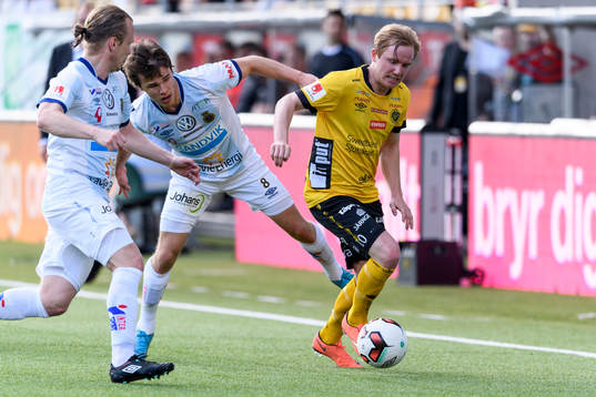 Elfsborgs Simon Lundevall i kamp med Gefles Simon Skrabb och Jesper Florén