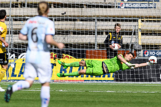 Elfsborgs målvakt Kevin Stuhr Ellegaard räddar bollen