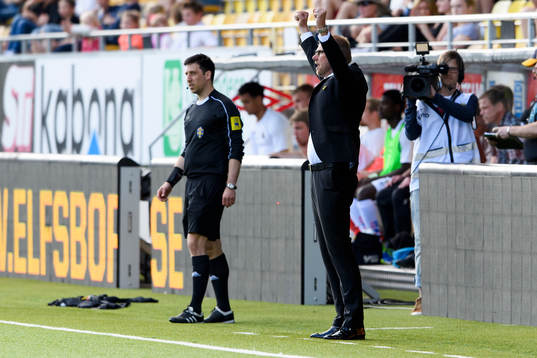 Elfsborgs manager Magnus Haglund jublar