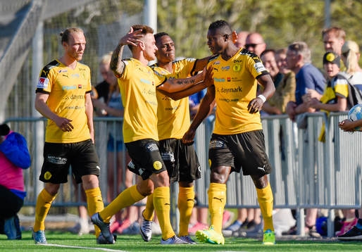 Frejs spelare jublar efter 2-0 av Oke Akpoveta