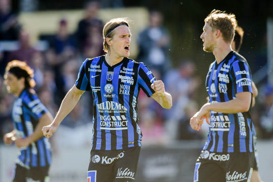 Sirius Kim Skoglund jublar med Nicklas Maripuu