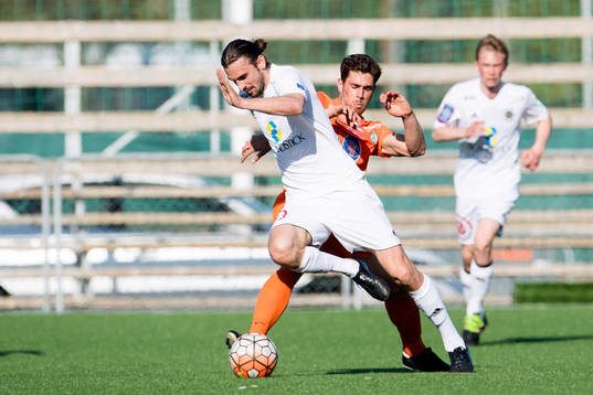 Ängelholms Johan Eiswohld och Athletics Daniel Jarl i en