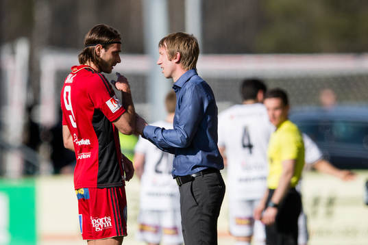 Östersunds tränare Graham Potter pratar med Emir Smajic