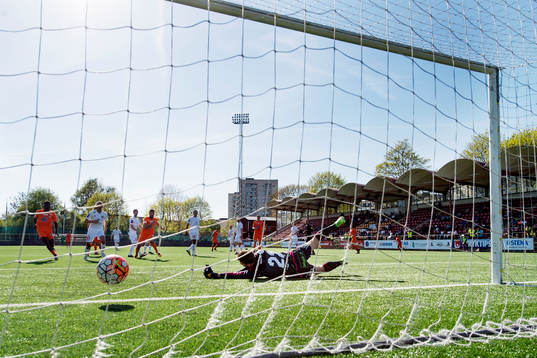 Ängelholms målvakt Carl Lindell släpper in Athletics Othman El Kabirs skott som resulterar i 2-1