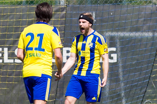 Eskilsminnes Emil Åberg jublar efter sitt mål