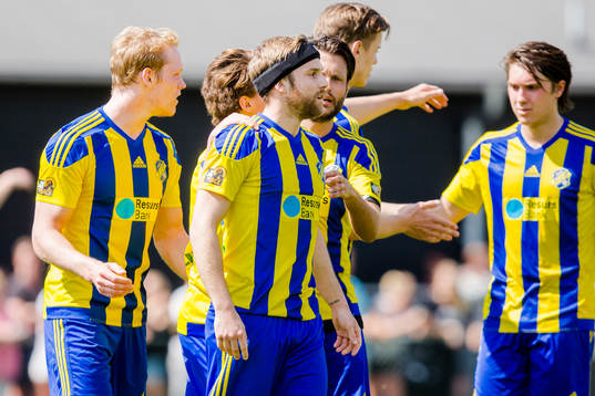 Eskilsminnes Emil Åberg jublar tillsammans med lagkamrater efter sitt andra mål