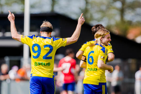 Eskilsminnes Emil Åberg jublar tillsammans med lagkamrater efter sitt andra mål