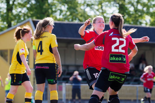 s Michaela Johnsson jublar tillsammans med Saga Ollerstam efter 1-0 under fotbollsmatchen i Elitettan mellan LB07 och Älta den 8 Maj 2016 i Malmö.